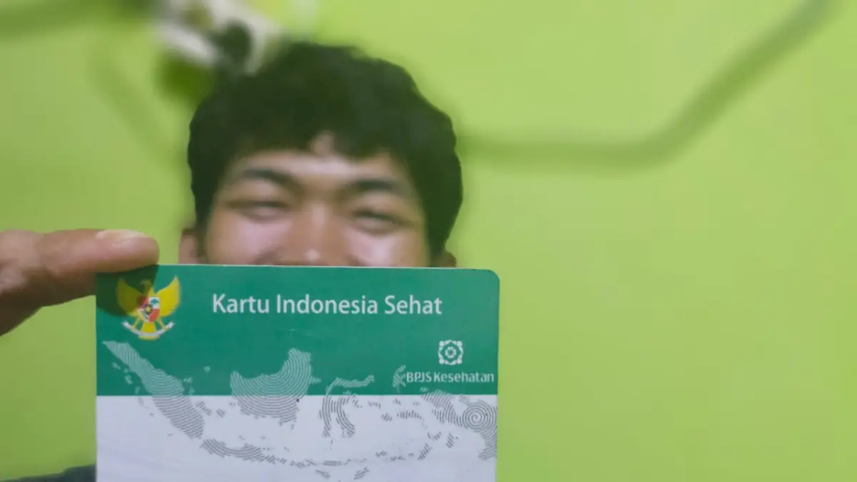 LAYANAN KESEHATAN: Peserta JKN memperperlihatkan kartu BPJS Kesehatan. FOTO: RADAR TARAKAN