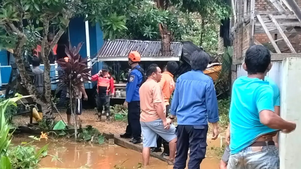 LONGSOR: Tim gabungan bersama masyarakat mengevakuasi barang korban longsor akibat curah hujan tinggi Selasa malam. 