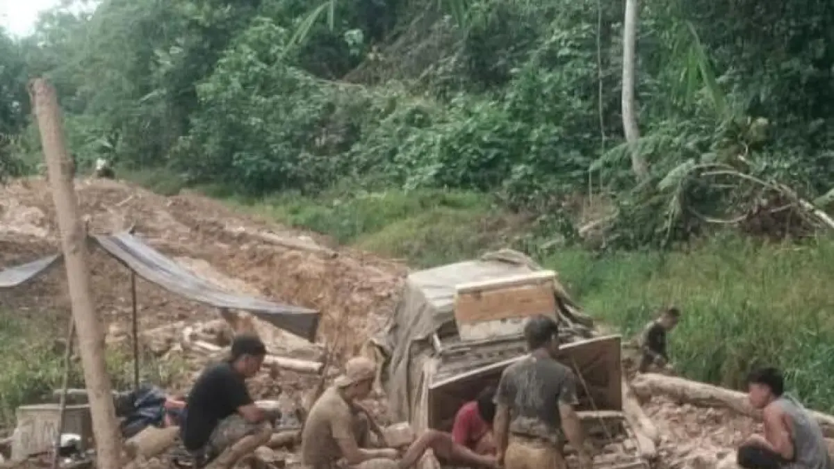 MEMPRIHATINKAN: Warga Krayan saat gotong royong memperbaiki jalan yang rusak. FOTO: DOK WARGA