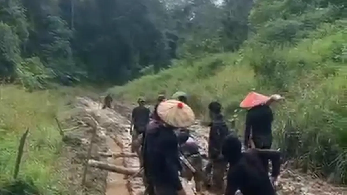 MEMPRIHATINKAN: Warga Krayan saat gotong royong memperbaiki jalan yang rusak. FOTO: DOK WARGA
