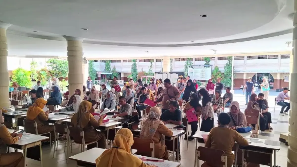 MENDAFTAR: Orang tua bersama calon murid mengikuti proses pendaftaran SMPB jenjang SMP di salah satu sekolah di Kota Tarakan. AGUS DIAN ZAKARIA/RADAR TARAKAN