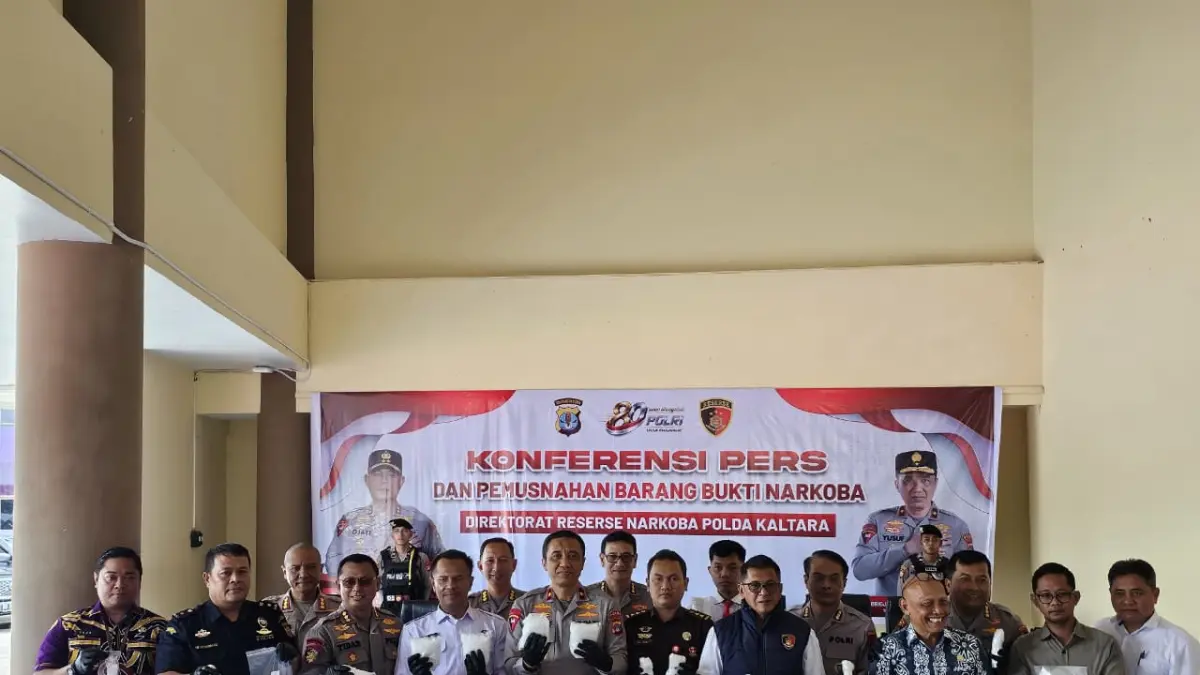 PEMUSNAHAN: Wakapolda Kaltara Brigjen Pol Yusuf &nbsp;memperlihatkan BB sabu dalam konferensi pers, Senin (29/6). FOTO: DOK POLDA KALTARA