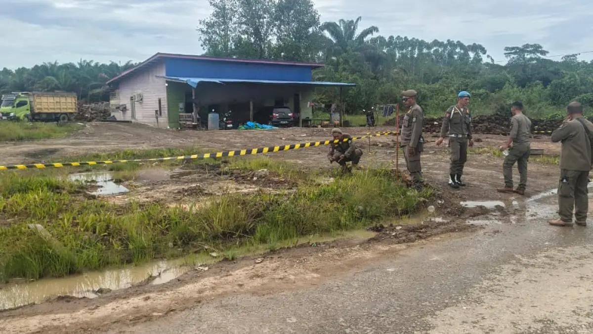 PENERTIBAN: Tim gabungan melakukan penyegelan terhadap satu tempat penampungan TBS sawit tak berizin di Sesayap Hilir. (FOTO; ISTIMEWA)