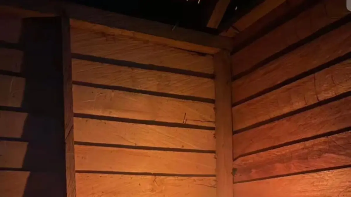 PERBATASAN: Salah satu potret rumah warga di Binuang saat malam hari. FOTO: WARGA BINUANG