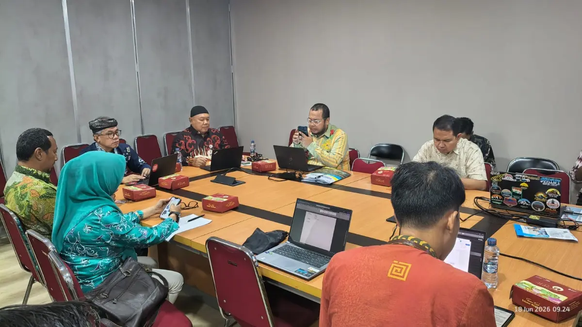 RAPAT: Kepala Bapperida Kaltara, Bertius memimpin rapat fasilitasi RKPD 2027. FOTO: RADAR TARAKAN