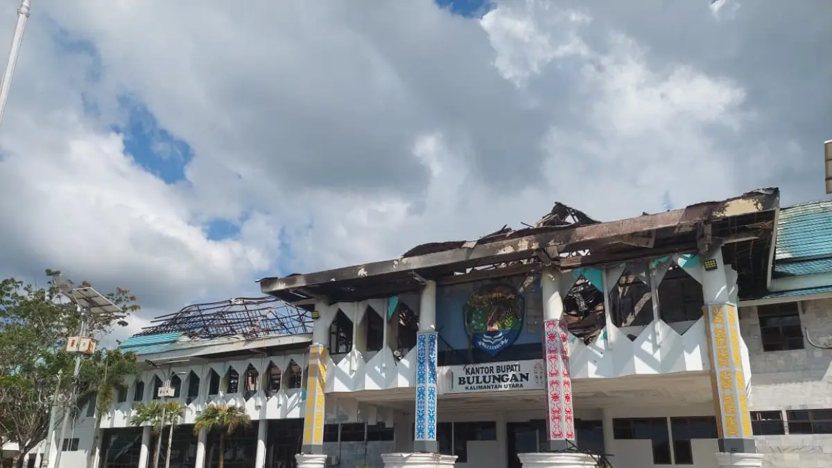 RUSAK: Tampak bangunan gedung utama Kantor Bupati Bulungan pasca kebakaran pada Rabu (20/5) malam. FOTO: RADAR TARAKAN