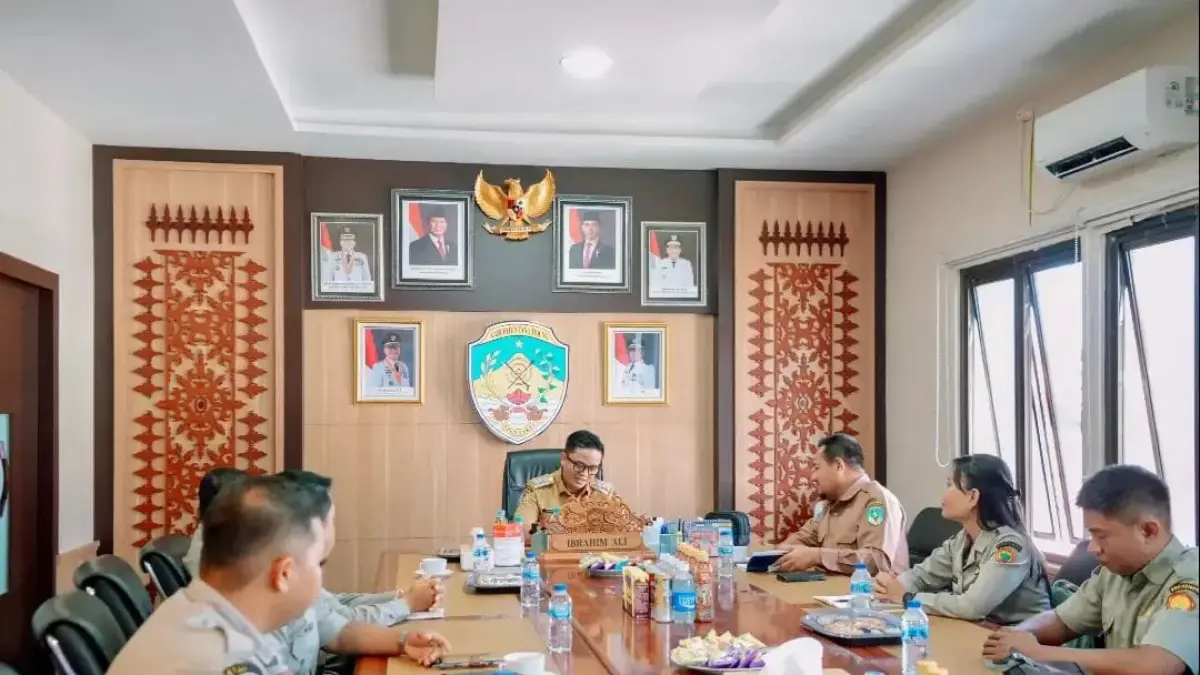 SILATURAHMI: Bupati Tana Tidung Ibrahim Ali menerima kunjungan Kepala Balai Penerapan Modernisasi Pertanian Kalimantan Utara di ruang kerja Bupati, Senin (29/6).