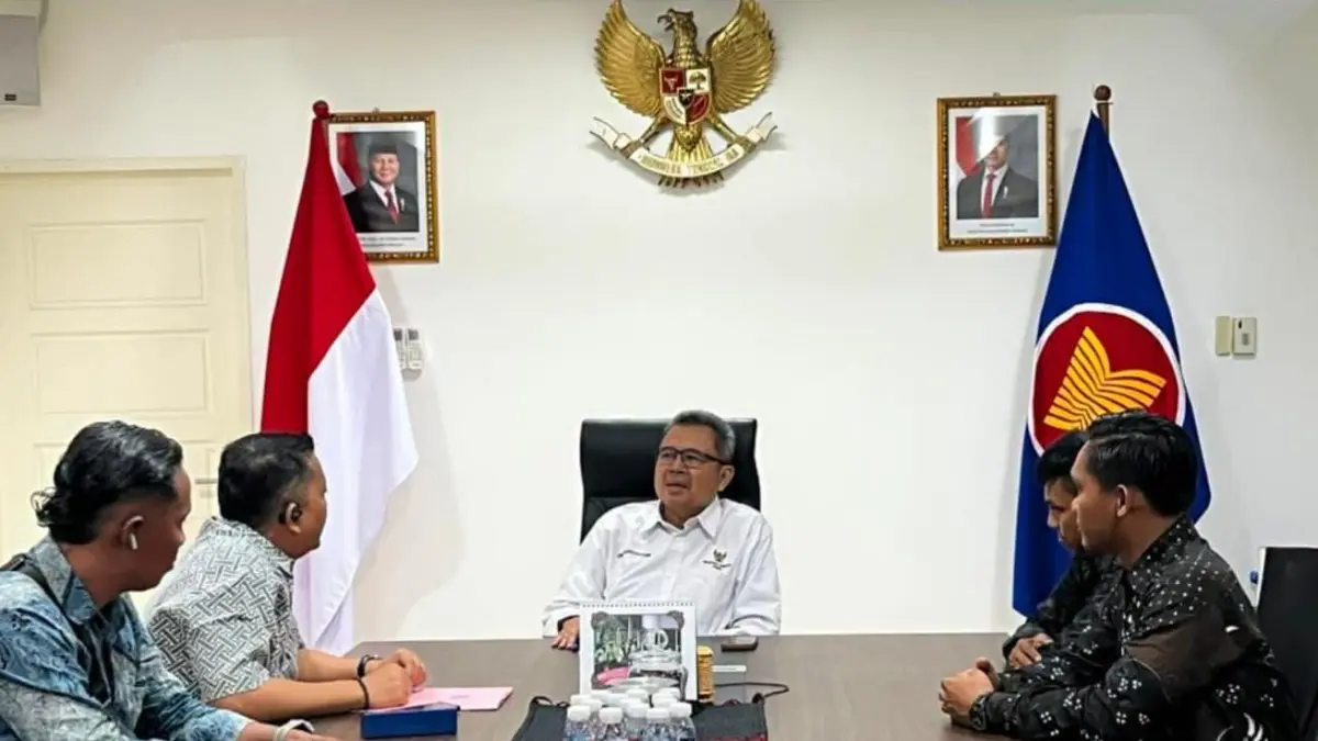 SINERGI : Acting Konsul RI Tawau, Dino Nurwahyudin saat berdiskusi bersama Kepala Badan Narkotika Nasional (BNN) Kabupaten Nunukan Anton Siagian. 