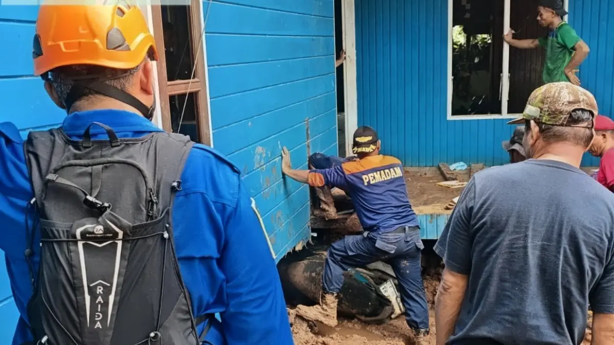 TERJEPIT: Tim gabungan melakukan evakuasi satu unit motor yang terjepit di bawah kolong rumah. (FOTO: ISTIMEWA)
