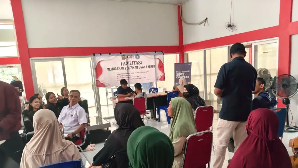 PELAYANAN : Pelaku UMKM antusias mengikuti layanan terpadu untuk mendapatkan kelengkapan dokumen di UKM Centre.&nbsp;