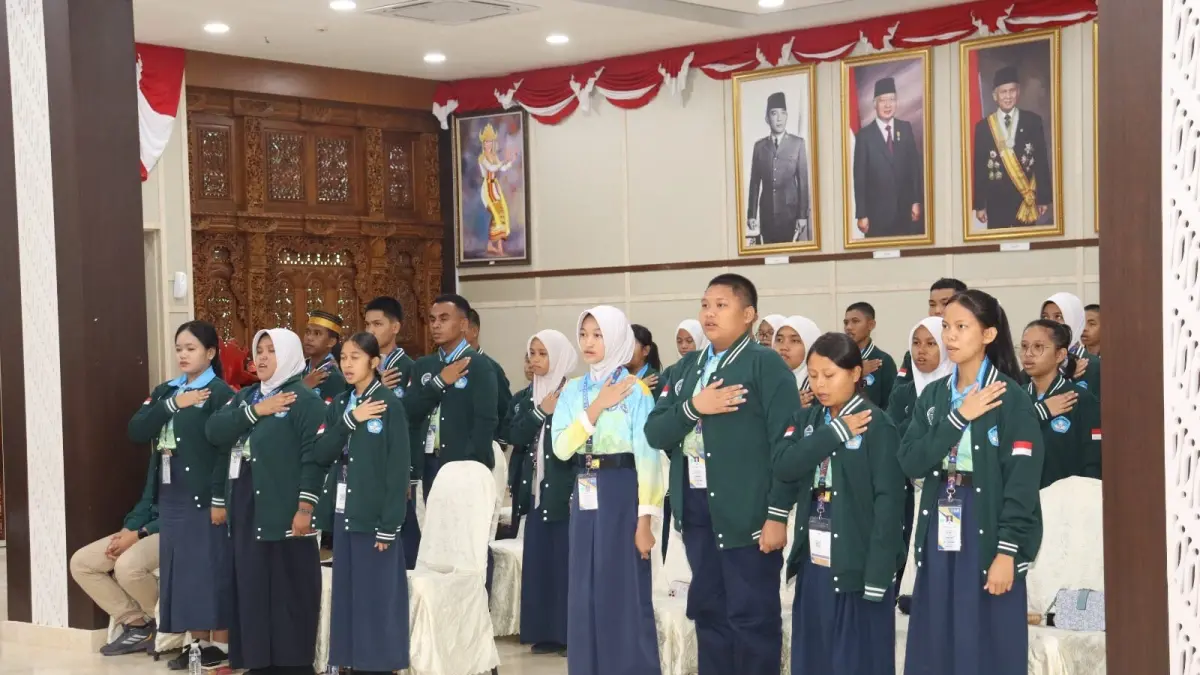 GENERASI BANGSA : Kepala Perwakilan RI Tawau, Dino Nurwahyudin saat melepaskan keberangkatan siswa-siswi CLC menuju Nunukan.&nbsp;