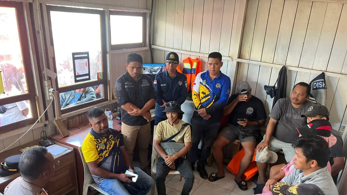 MEDIASI: Para sopir truk pengakut sawit berdialog dengan Dinas Perhubungan membahasa persolan pembatasn angkutan. (DOK POLRES KTT)