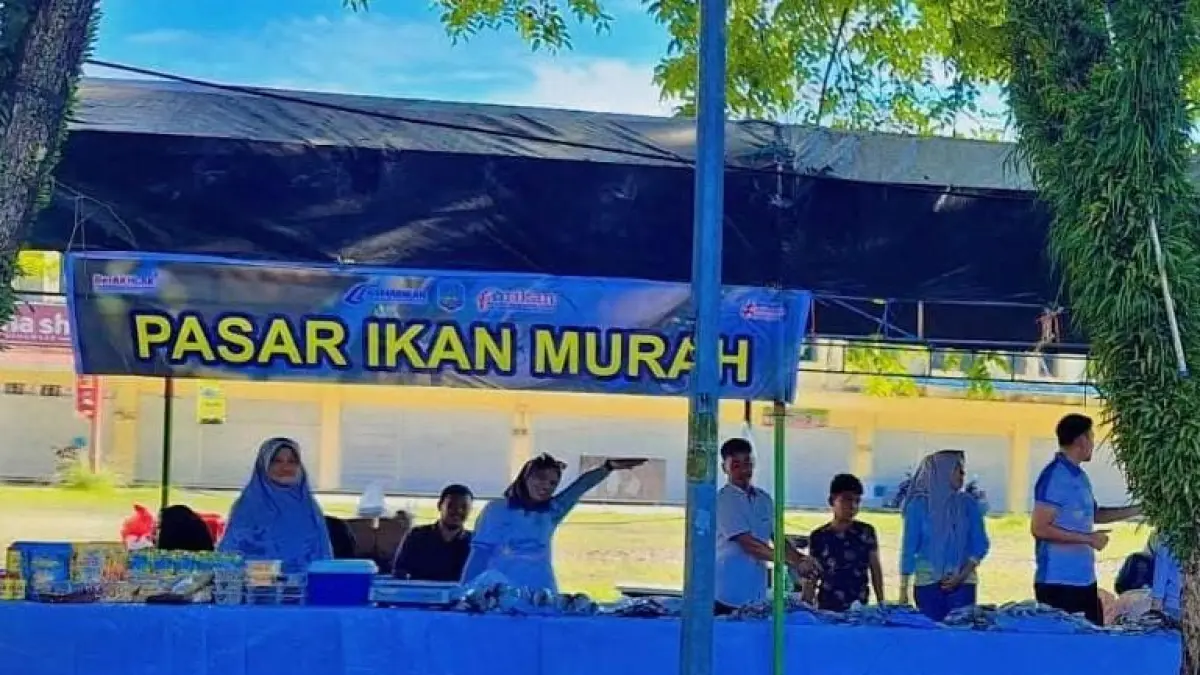 DIMINATI : Pasar Ikan Murah yang digelar DKP Kaltara disambut antusias masyarakat.&nbsp;