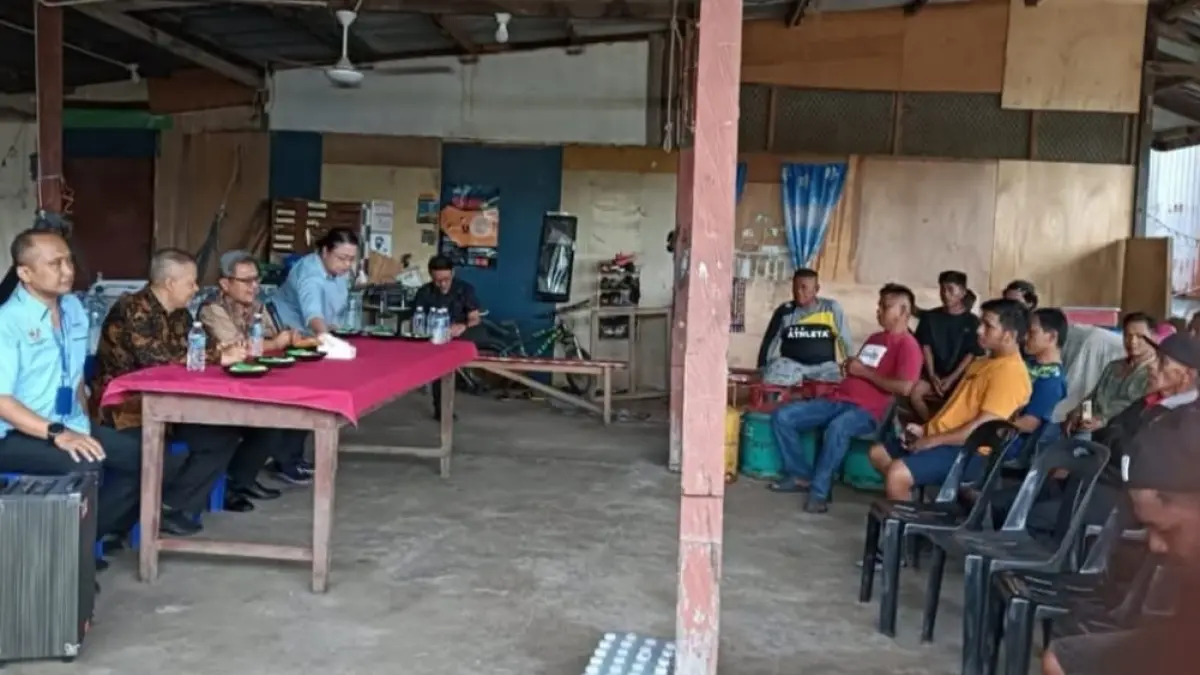 EDUKASI : Konsulat RI Tawau saat memberikan edukasi kepada nelayan yang berada Kampung Madai Kunak-Sabah, Malaysia.&nbsp;