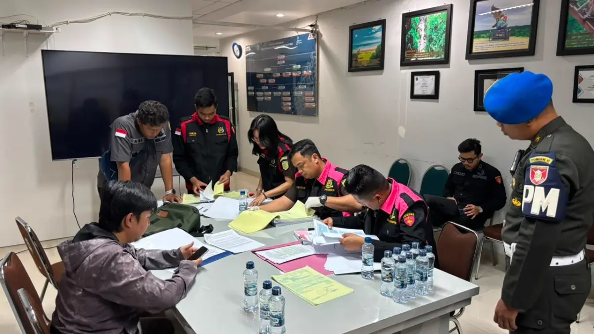 GELEDAH: Tim Pidsus Kejari Bulungan menggeledah Kantor Dispar Kaltara terkait dugaan tindak pidana korupsi dalam pelaksanaan Benuanta Fest 2K25. FOTO: RADAR TARAKAN