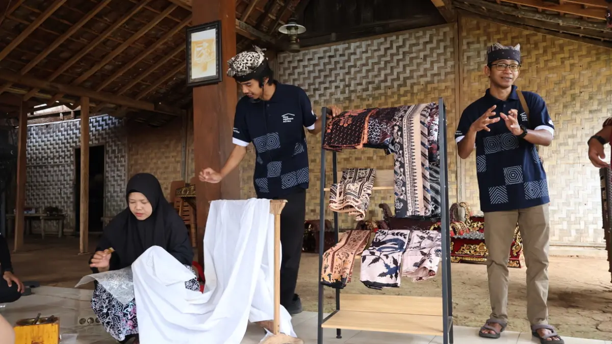 Kehidupan seperti inilah yang masih dapat dijumpai di desa tempat masyarakat Osing, suku asli Banyuwangi, menjaga tradisi dan kearifan lokal sebagai kekuatan penggerak kesejahteraan desa secara turun-temurun.