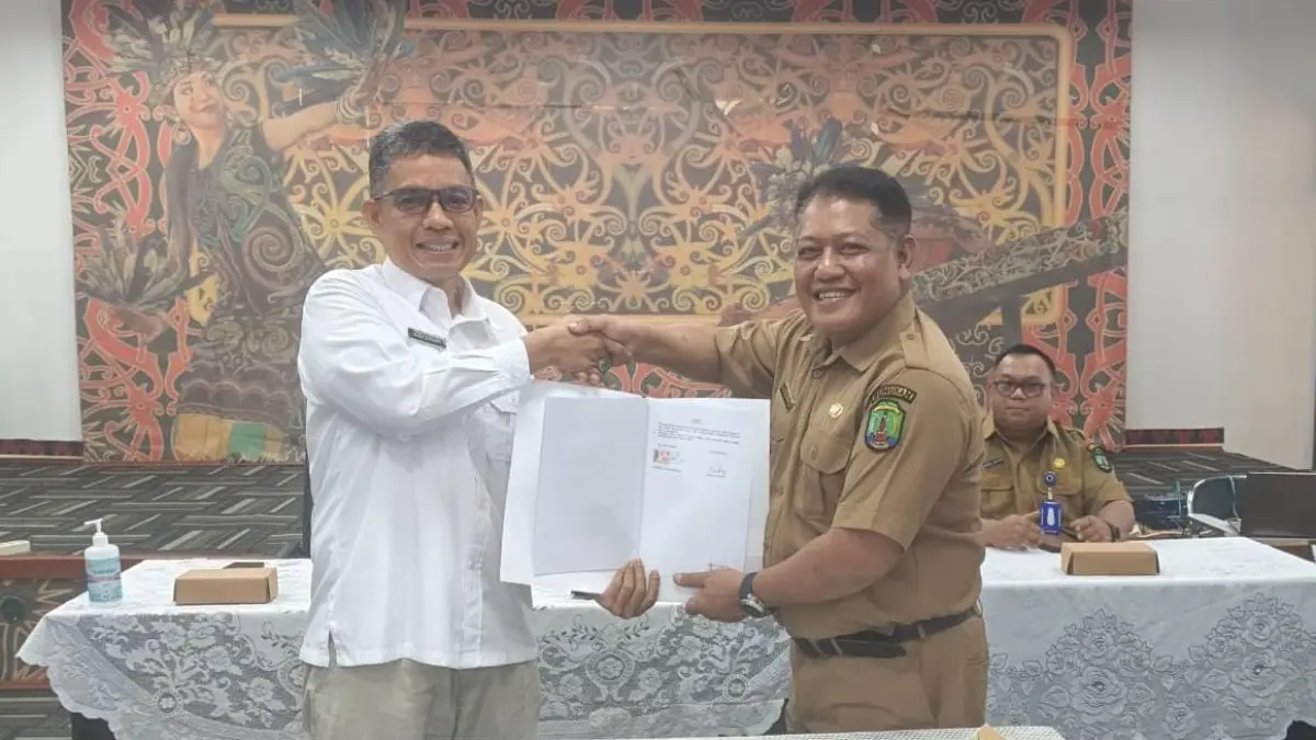 KERJASAMA : Direktur RSUD Nunukan, dr. Andi Bau Tune Mangkau bersama Kepala BP3MI Kaltara Kombes Pol Andi Ichsan teken MoU sebagai bentuk komitmen memperkuat sinergi dalam peningkatan pelayanan ke PMI.