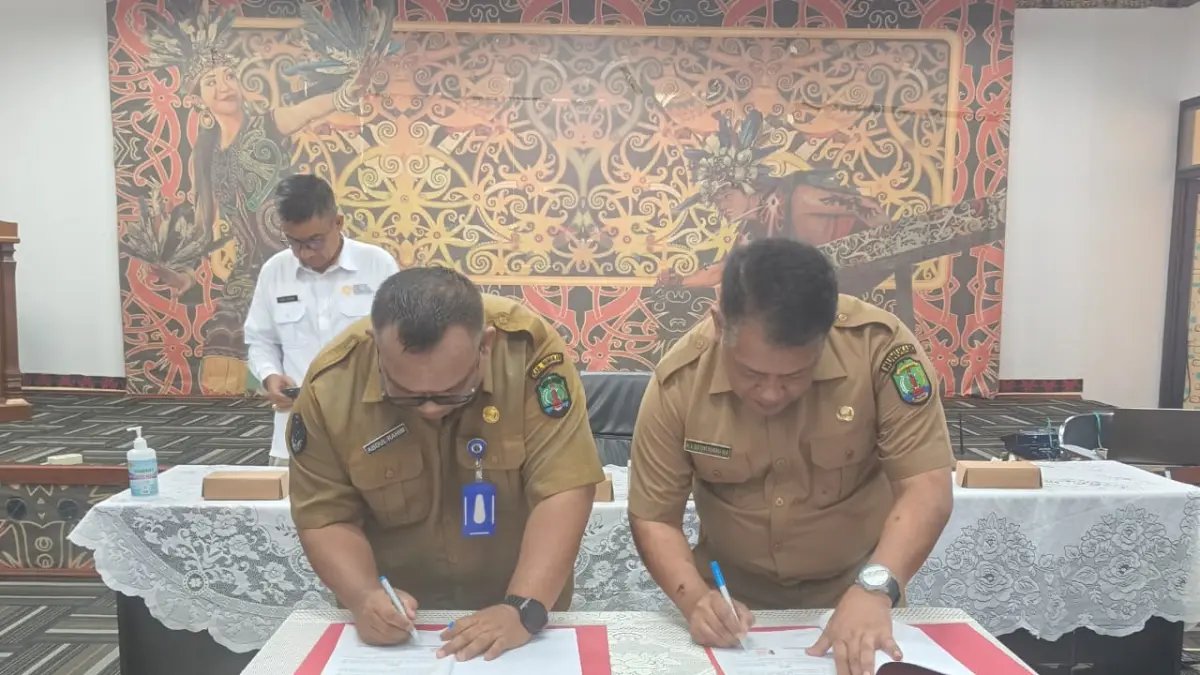 LAYANAN : Direktur RSUD Kabupaten Nunukan, dr. Andi Bau Tune Mangkau bersama Direktur RSU Sebatik, Abdul Rahim saat menandatangani MoU pelayanan pasien rujukan perorangan.