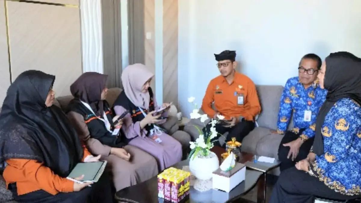 SENSUS EKONOMI: BPS Tana Tidung ketika melakukan pendataan di rumah dinas Sekda H.Hersonsyah.DOK RADAR KALTARA