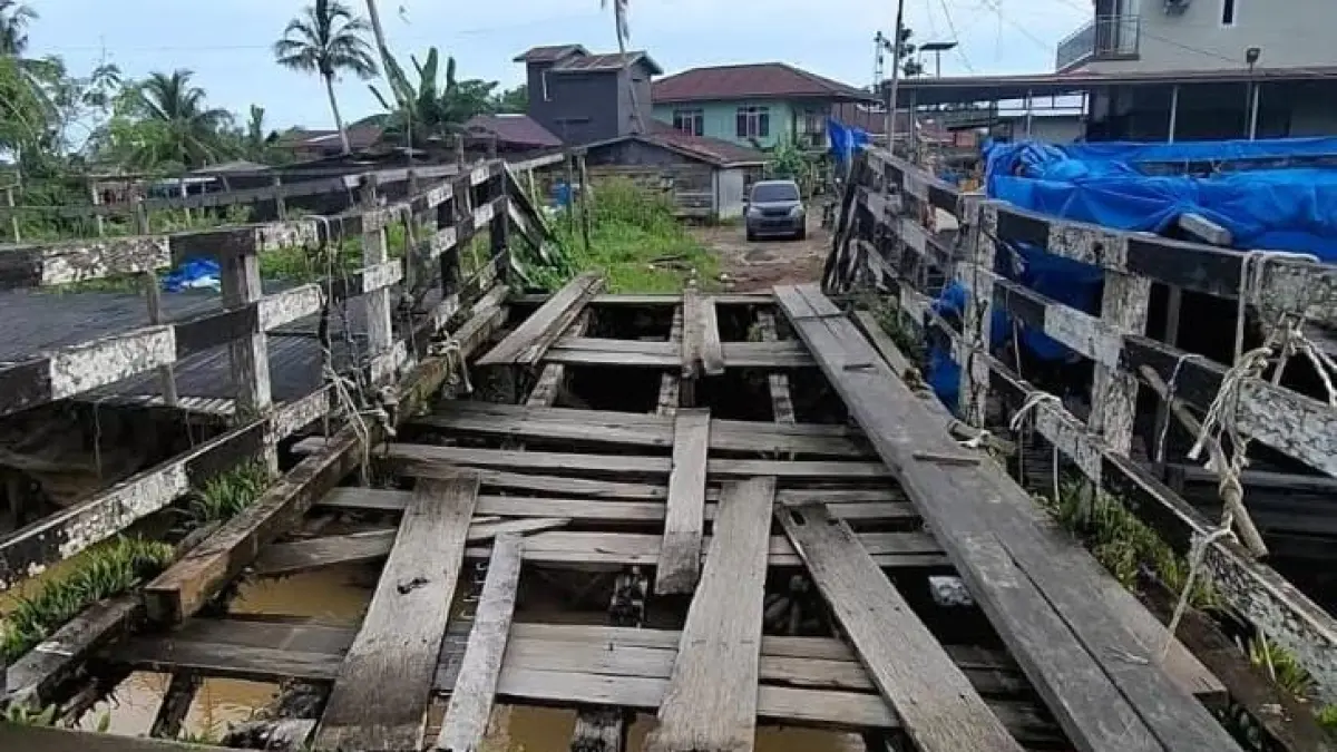 MEMPRIHATINKAN : Kondisi jembatan yang berada di Mamolo, Kelurahan Tanjung Harapan diharapkan segera diperbaiki.&nbsp;
