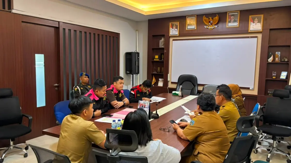 PENGGELEDAHAN: Tim Pidsus Kejari Bulungan saat menggeledah kantor Bapenda Kaltara. FOTO: RADAR TARAKAN