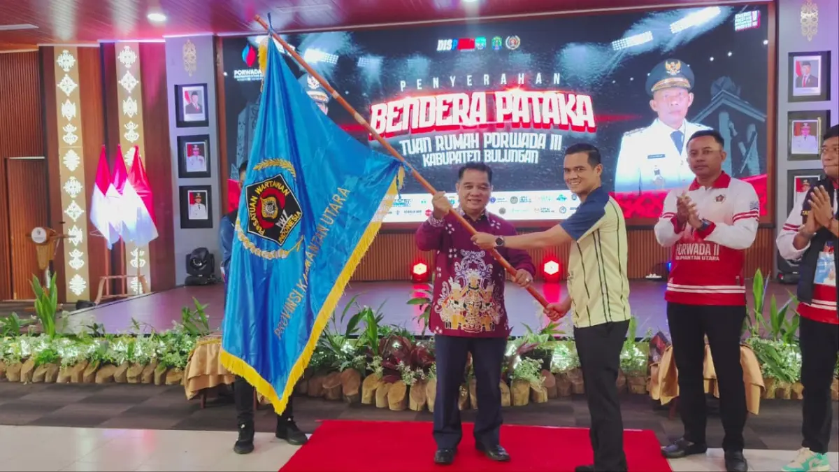 TUAN RUMAH: Bupati Nunukan Irwan Sabri menyerahkan bendera tuan rumah Porwada berikutnya kepada Kepala DKIP Bulungan, Yunus Luat.
(Taslee/Radar Tarakan)