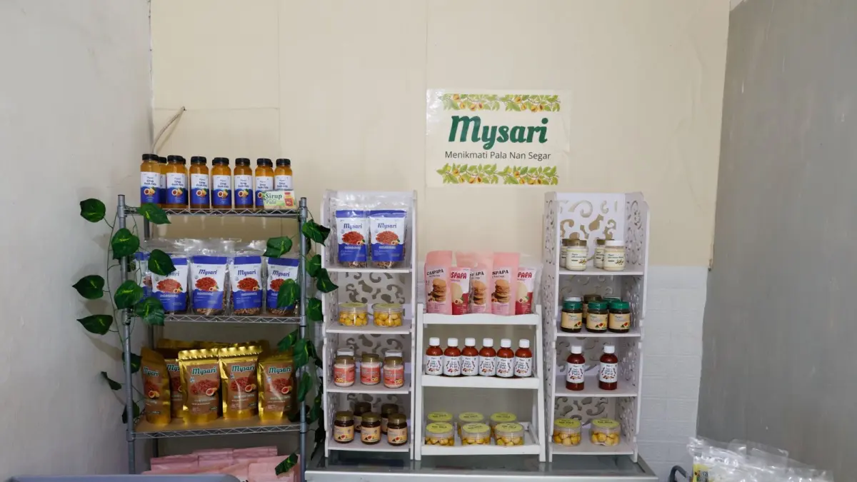 Anggota KWT Bina Tani Mysari Pala menunjukkan produk olahan pala hasil usaha kelompok yang berkembang melalui pendampingan dan bantuan Program AURA BRI Peduli.