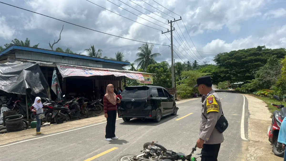EVAKUASI : Personel Polsek Sebatik Barat saat melakukan mengevakuasi kendaraan pasca kecelakaan terjadi.&nbsp;