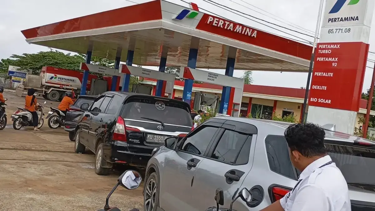 ISI BBM: Aktivitas salah satu SPBU di Tana Tidung. Sejuah ini Bapenda Kaltara belum menerapkan larangan pengisian BBM subsidi di SPBU.FOTO: DOK RADAR TARAKAN