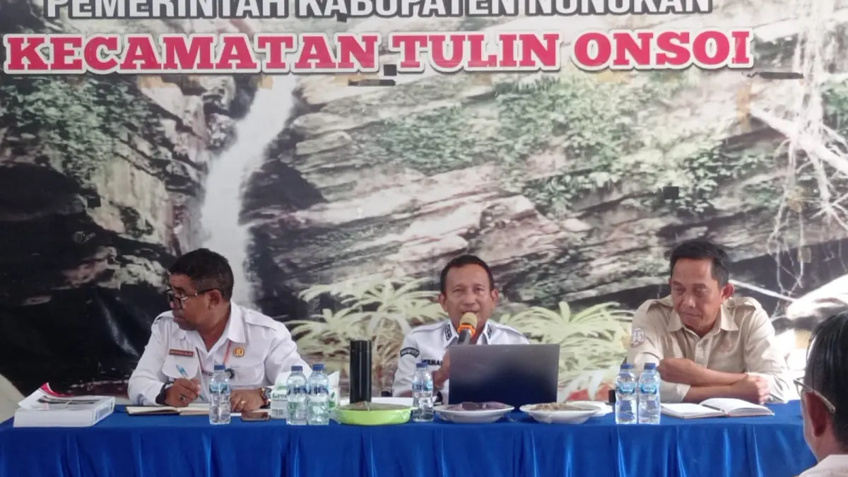 KAWAL : Wakil Bupati Nunukan, Hermanus saat menerima aspirasi perwakilan desa di Kecamatan Tulin Onsoi pada Rabu, (8/7).&nbsp;
