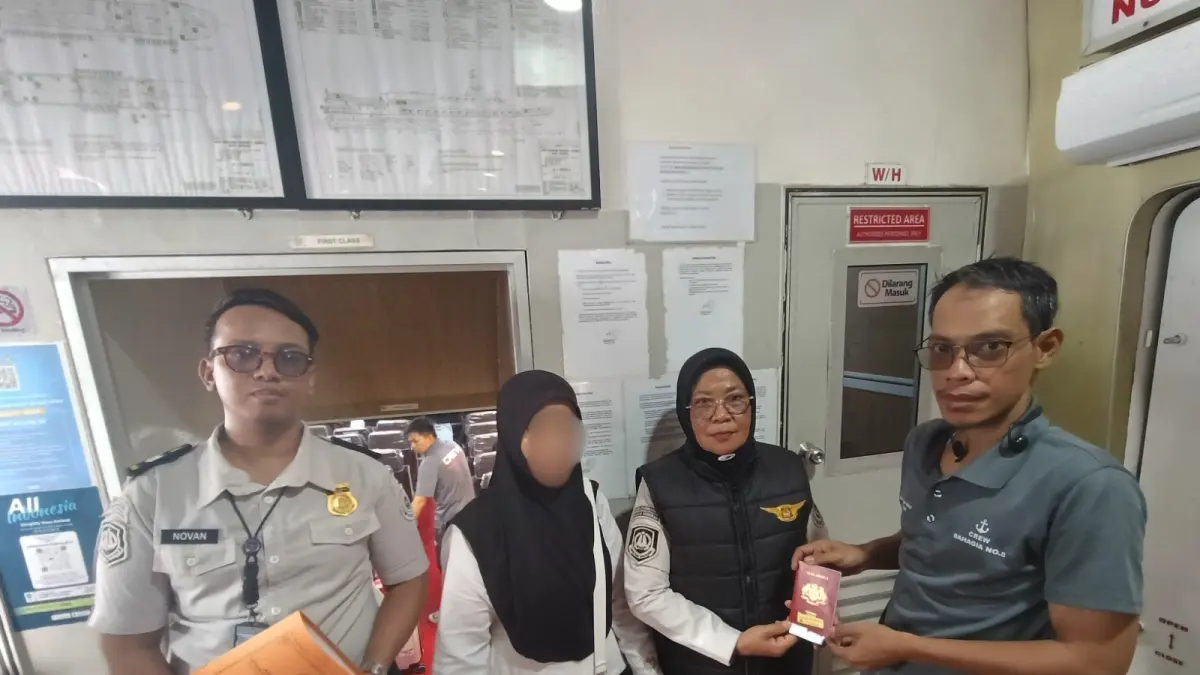 PEMULANGAN : Personel Inteldakim Nunukan saat melakukan pengawasan terhadap WN Malaysia yang dideportasi karena masuk secara ilegal.&nbsp;