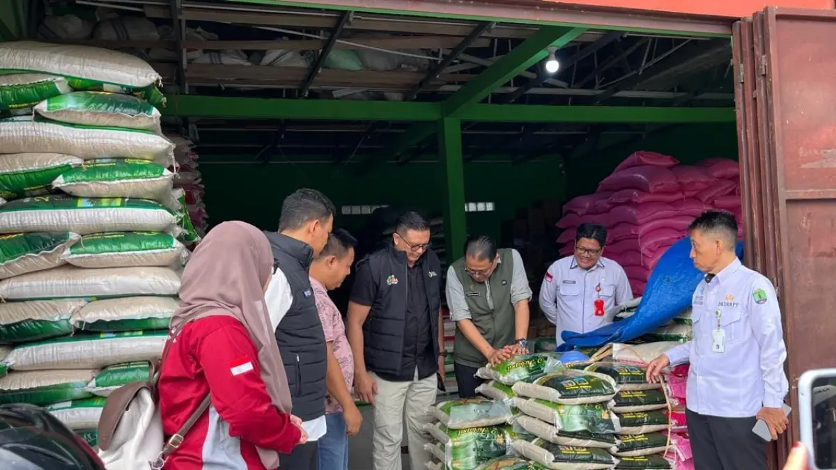 PENGAWASAN : BAPANAS bersama tim melakukan pengecekan di salah gudang penyimpanan barang.&nbsp;