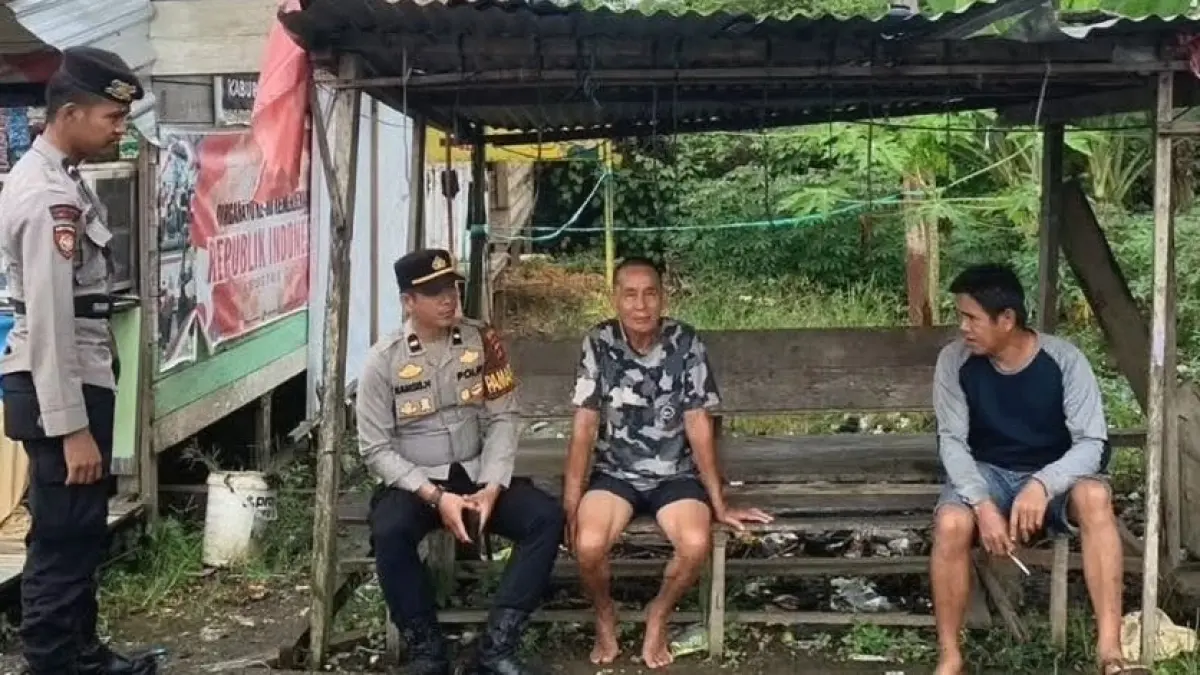 SOSIALISASI: Jajaran Polsek Tana Lia menyambangi warga yang tengah duduk santai. (FOTO: DOK. POLRES KTT)

&nbsp;