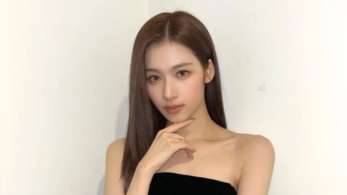 Sana TWICE akan main film. 