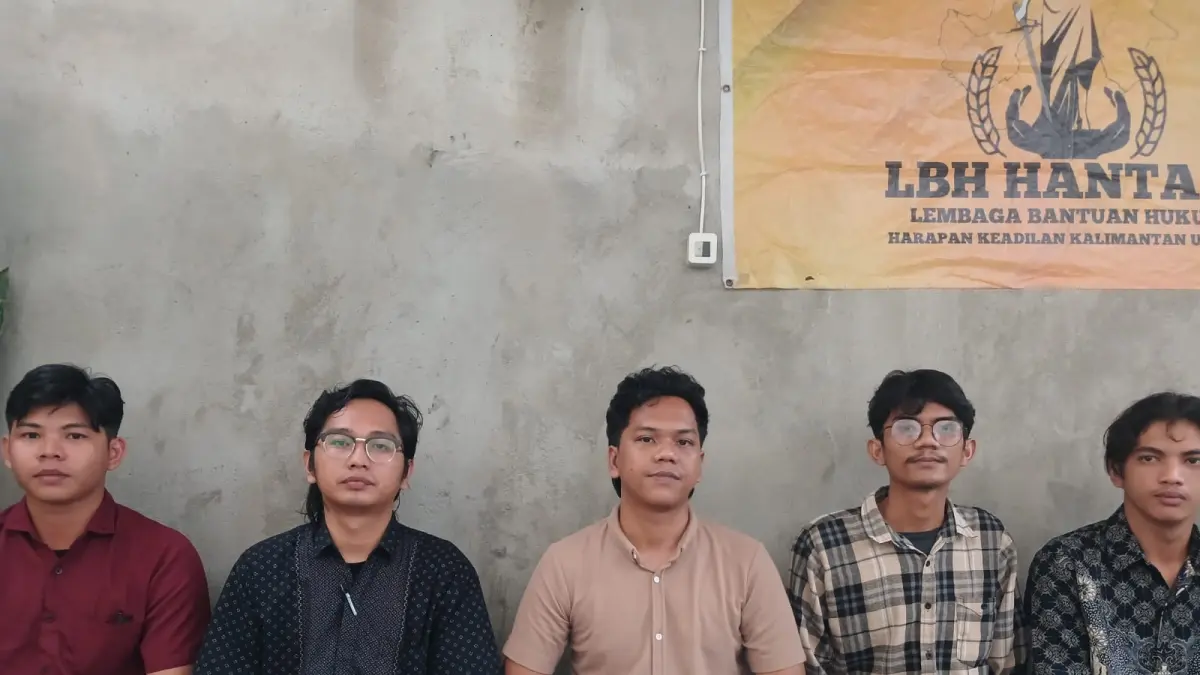 KONFERENSI PERS : Tim kuasa hukum dan paralegal HMI Cabang Tarakan bersama pelapor dugaan penyebaran data pribadi. AGUS DIAN ZAKARIAL/RADAR TARAKAN