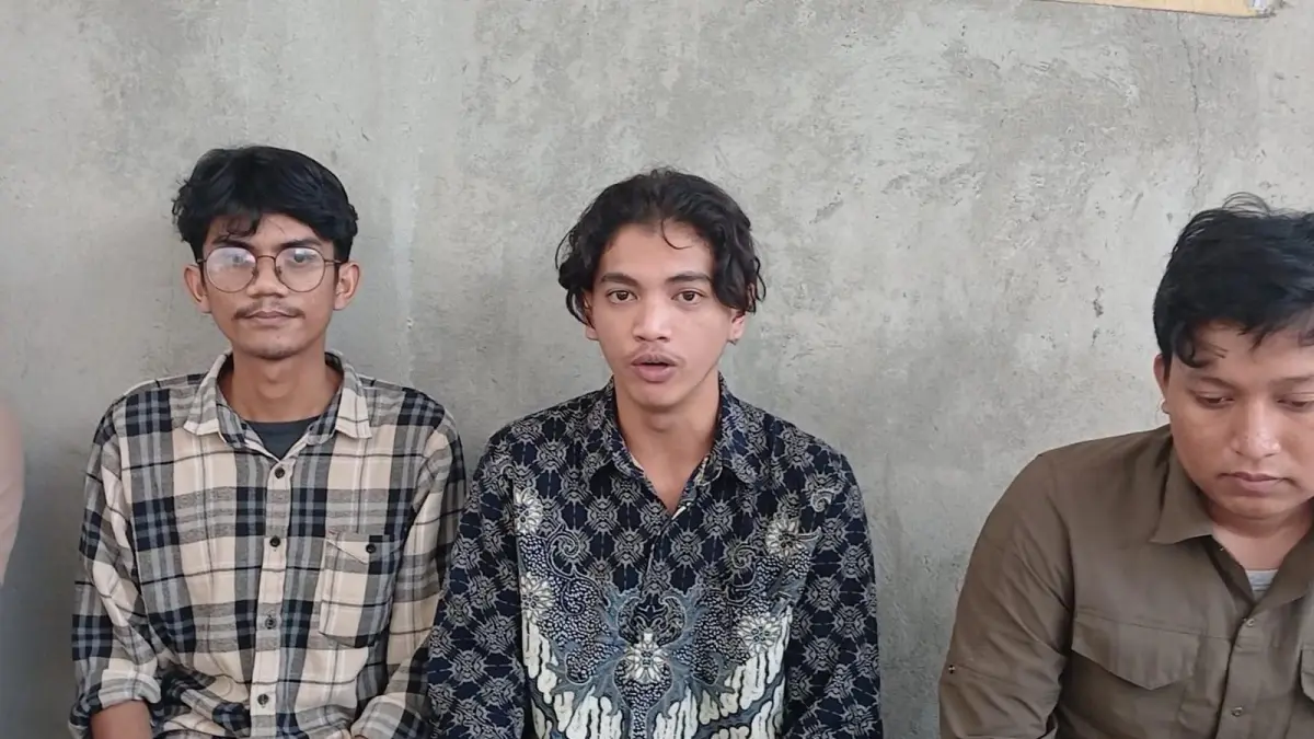 BERI KETERANGAN: Iqbal bersama jubir dan tim paralegal dalam konferensi pers beberapa waktu lalu. AGUS DIAN ZAKARIA/RADAR TARAKAN