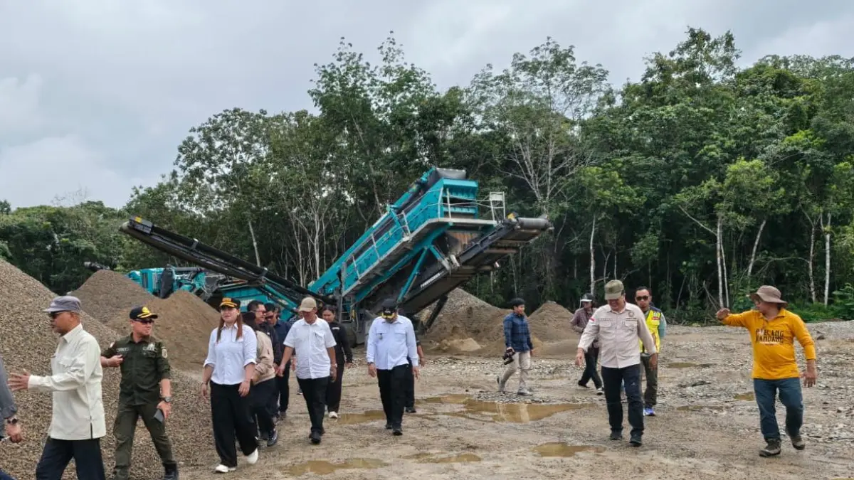MEMPRIHATINKAN: Rombongan yang dipimpinan Wagub Kaltara saat meninjau jalan penghubung Mahulu-Apau Kayan. FOTO: ISTIMEWA&nbsp;