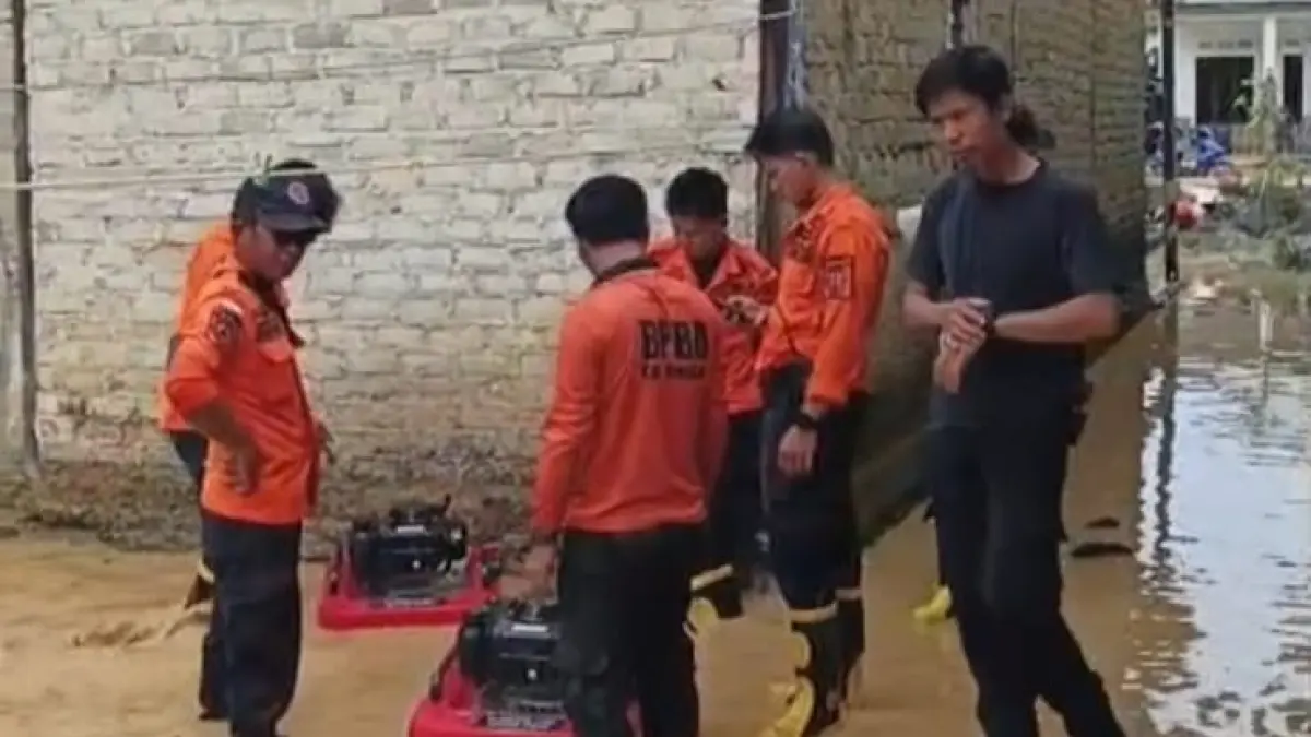 PENANGANAN : Personel BPBD Nunukan menggunakan pompa air untuk daerah yang rendah.&nbsp;