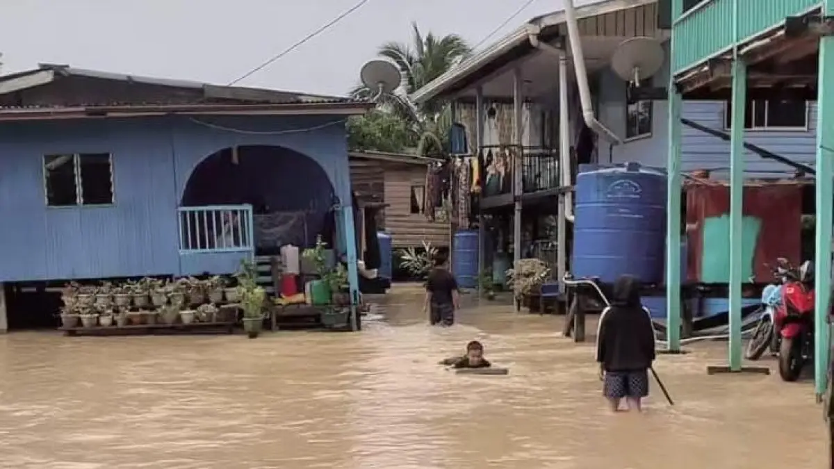 TERDAMPAK : Banjir yang terjadi di Desa Aji Kuning, Sebatik Tengah merendam pemukim warga pasca hujar lebat.&nbsp;
