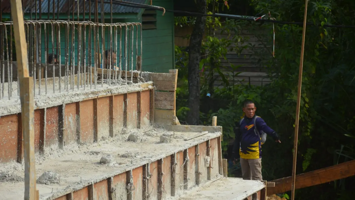TINJAU LAPANGAN: Bupati Bulungan, Syarwani meninjau proyek pembangunan jembatan di Bulungan. FOTO: RADAR TARAKAN