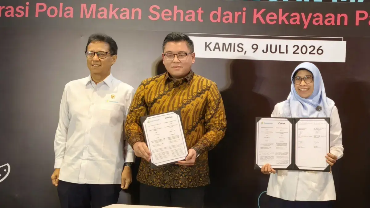 Menteri Kesehatan Budi Gunadi Sadikin mengajak para kreator digital untuk memanfaatkan media sosial sebagai sarana mempromosikan pola hidup sehat. Ia berharap kebiasaan makan sehat dapat berkembang menjadi tren yang diminati generasi muda sehingga mendorong lebih banyak orang untuk menerapkannya dalam kehidupan sehari-hari.

Menurut Budi, berbagai penyakit tidak menular seperti stroke, penyakit jantung, kanker, dan gagal ginjal memiliki kaitan erat dengan pola makan yang kurang baik serta minimnya aktivitas fisik. Karena itu, perubahan perilaku masyarakat perlu didukung melalui pendekatan yang dekat dengan keseharian anak muda, termasuk lewat platform digital.

Ia menilai media sosial memiliki pengaruh besar dalam membentuk kebiasaan dan preferensi masyarakat. Oleh sebab itu, konten yang berkaitan dengan makanan diharapkan tidak hanya berfokus pada tren kuliner, tetapi juga memberikan edukasi mengenai pentingnya konsumsi makanan bergizi dan seimbang.

Budi mengingatkan bahwa popularitas makanan yang kurang sehat di media sosial berpotensi mendorong masyarakat meniru kebiasaan yang tidak baik bagi kesehatan. Karena itu, ia mengajak para kreator untuk berperan aktif dalam membangun budaya makan yang lebih sehat.

Ajakan tersebut disampaikan dalam peluncuran program Makan Dengan Makna, sebuah inisiatif yang merupakan bagian dari program global The Main Ingredient yang digagas TikTok. Program ini mendapat dukungan dari Kementerian Kesehatan RI dan bertujuan meningkatkan kesadaran masyarakat mengenai pentingnya pola makan sehat melalui konten inspiratif, komunitas, dan pemanfaatan bahan pangan lokal.

Sebagai bentuk dukungan terhadap program tersebut, TikTok menyalurkan bantuan dana sebesar USD 200.000 melalui Foodbank of Indonesia. Donasi tersebut akan digunakan untuk menyediakan lebih dari 80 ribu porsi makanan bergizi bagi masyarakat yang membutuhkan di berbagai wilayah Indonesia.

Head of Public Policy TikTok Indonesia, Noudhy Valdryno, mengatakan program tersebut diharapkan dapat membantu masyarakat menemukan cara sederhana untuk memulai kebiasaan makan yang lebih sehat. Selain itu, program ini juga bertujuan meningkatkan apresiasi terhadap kekayaan bahan pangan lokal yang dimiliki Indonesia.

Peluncuran inisiatif ini didasari tingginya minat pengguna terhadap konten makanan dan gaya hidup sehat di TikTok, sehingga diharapkan dapat menjadi sarana efektif untuk menyebarkan pesan kesehatan kepada masyarakat luas.