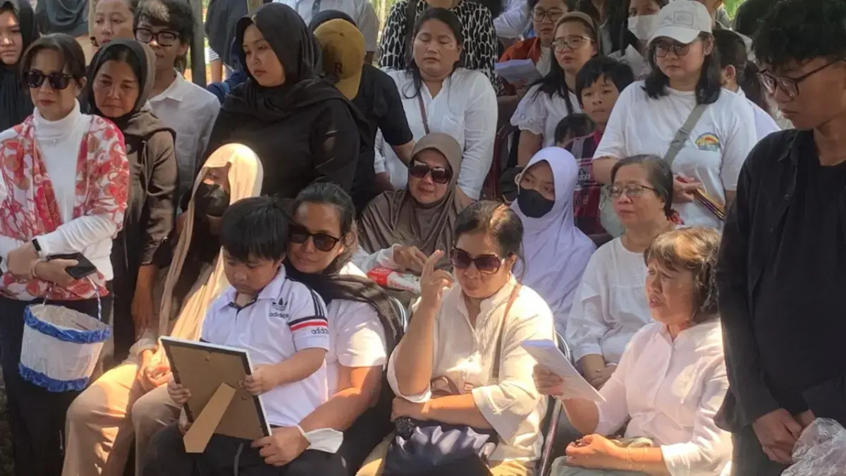Barisan keluarga di pemakaman komedian Temon di TPU Tanah Kusir Jakarta Selatan. 