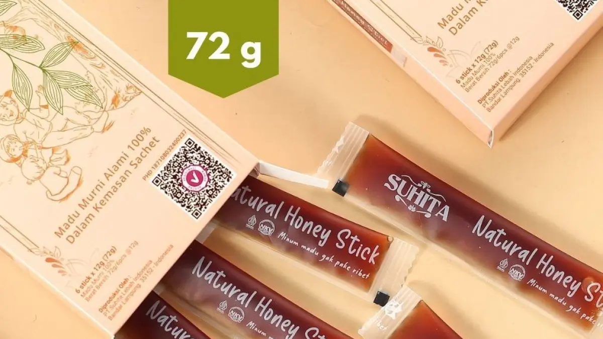 Isnina menunjukkan produk madu unggulan Suhita Lebah Indonesia.