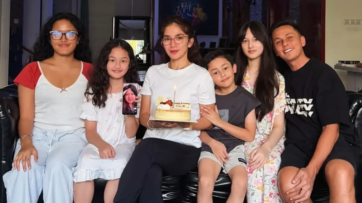 Momen ultah Ussy Sulistiawaty ke-45 tahun bersama keluarga di rumah. 