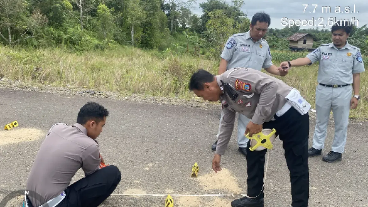 OLAH TKP : Personel Satlantas Polres Tarakan melakukan olah TKP terhadap kecelakaan maut yang melibatkan dua sepeda motor Yamaha Aerox di Jalan Sungai Maya. SATLANTAS POLRES TARAKAN&nbsp;