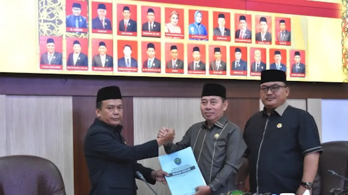 PARIPURNA : Wabup Bulungan Kilat mengikuti sidang paripurna pembahasan tiga raperda usulan pemerintah.&nbsp;
(Taslee/Radar Tarakan)