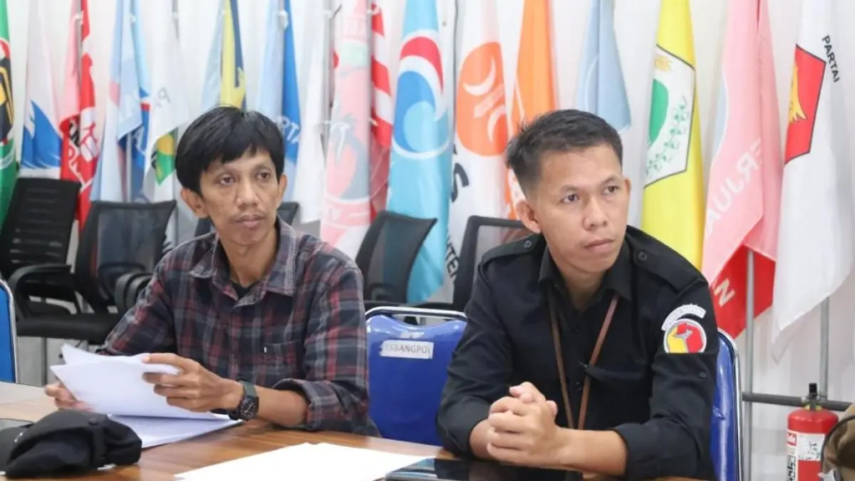 PEMUTAKHIRAN DATA: Komisioner KPU Tarakan Asriadi saat memberikan keterangan mengenai hasil verifikasi administrasi pemutakhiran data partai politik Semester I 2026. AGUS DIAN ZAKARIA/RADAR TARAKAN