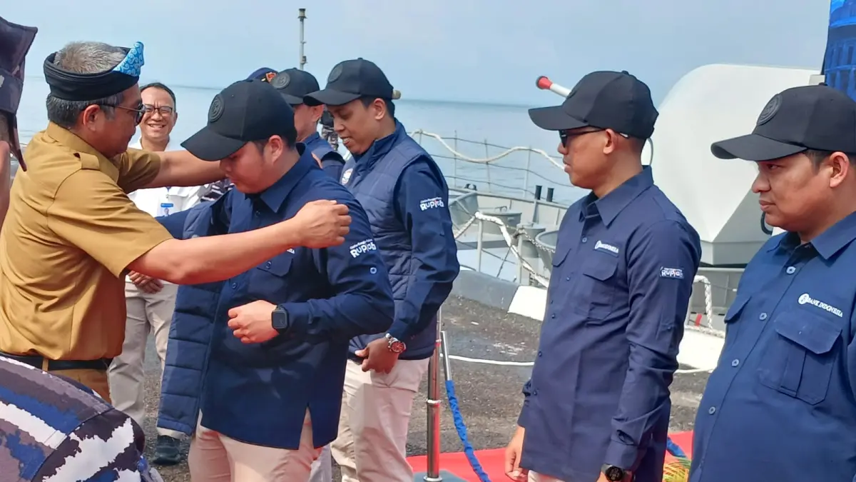 PENYEMATAN ROMPI: Asisten Bidang Perekonomian dan Pembangunan (Asisten II) Setdaprov Kaltara, H. Safi