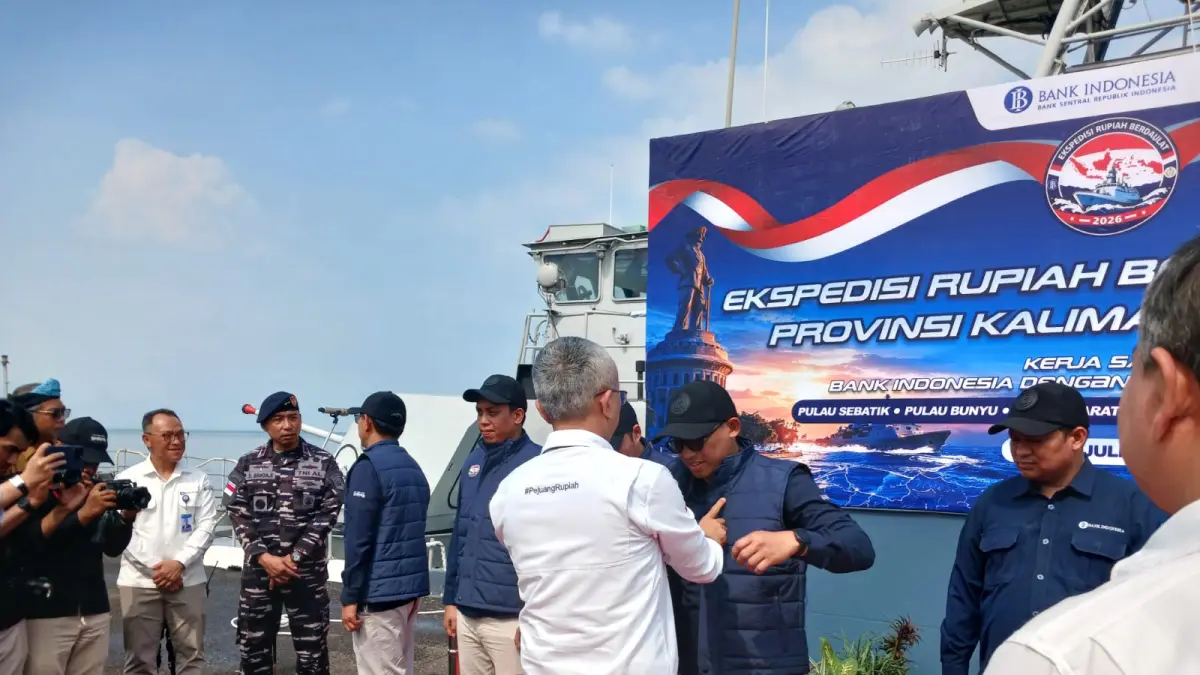 PENYEMATAN ROMPI: Petugas kas keliling BI menerima penyematan rompi sebelum diberangkatkan dalam Ekspedisi Rupiah Berdaulat 2026. AGUS DIAN ZAKARIA/RADAR TARAKAN