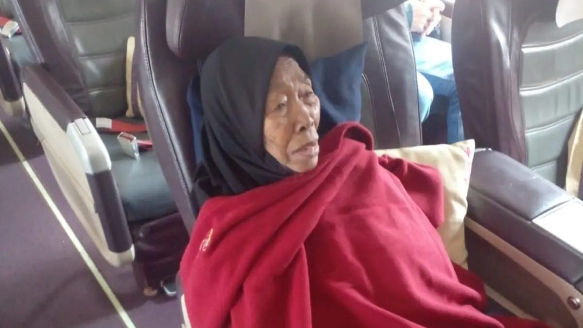 PERJALANAN PULANG : Hj Fatimah telah dinyatakan laik terbang tim medis. Hanya saja, selama perjalanan dalam posisi berbaring lantaran kondisi fisiknya masih belum memungkinkan untuk duduk.&nbsp;
